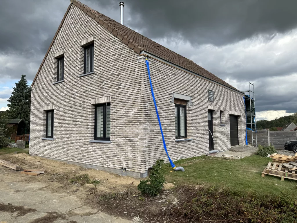 Gevelisolatie met steenstrips door Reno Wall Construct in Overijse, gevel na de werken