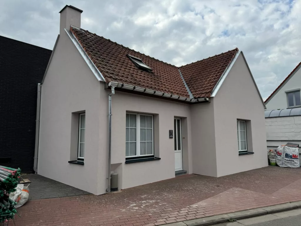 Gevelisolatie met crepi door Reno Wall Construct in Beersel, afgewerkte woning