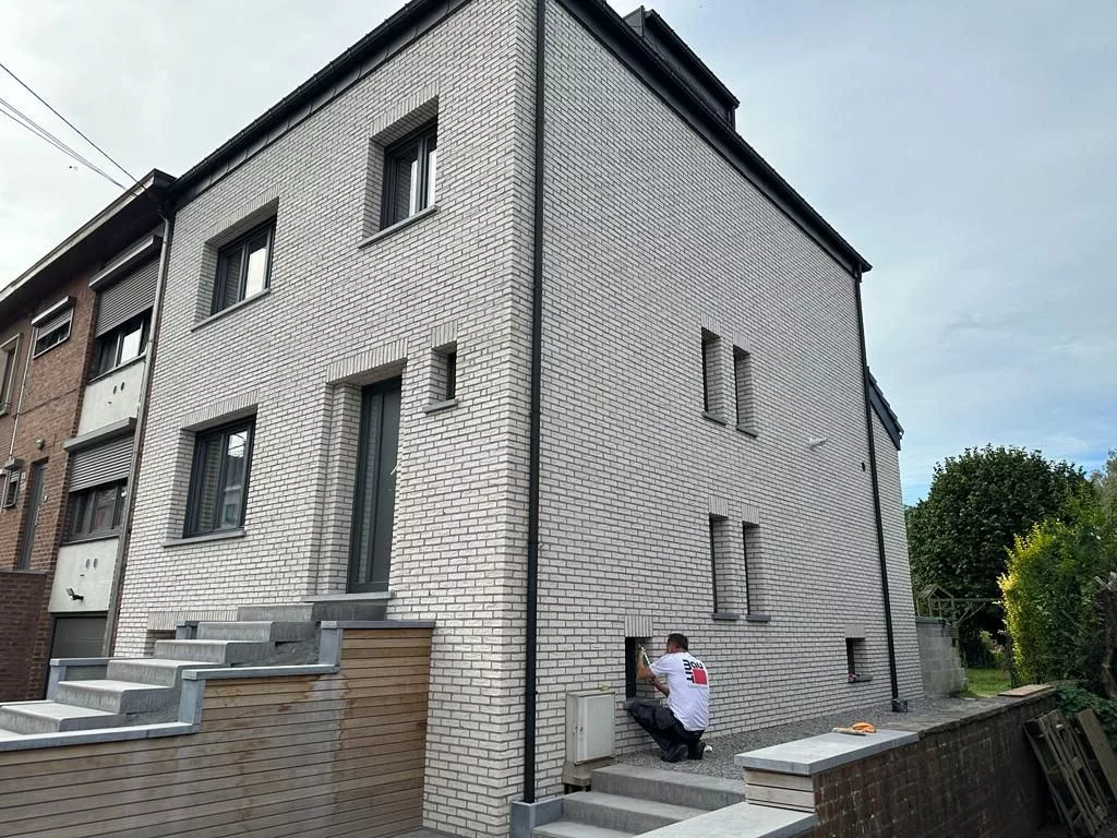 Gevelisolatie met steenstrips door Reno Wall Construct in Charleroi, afgewerkte gevel