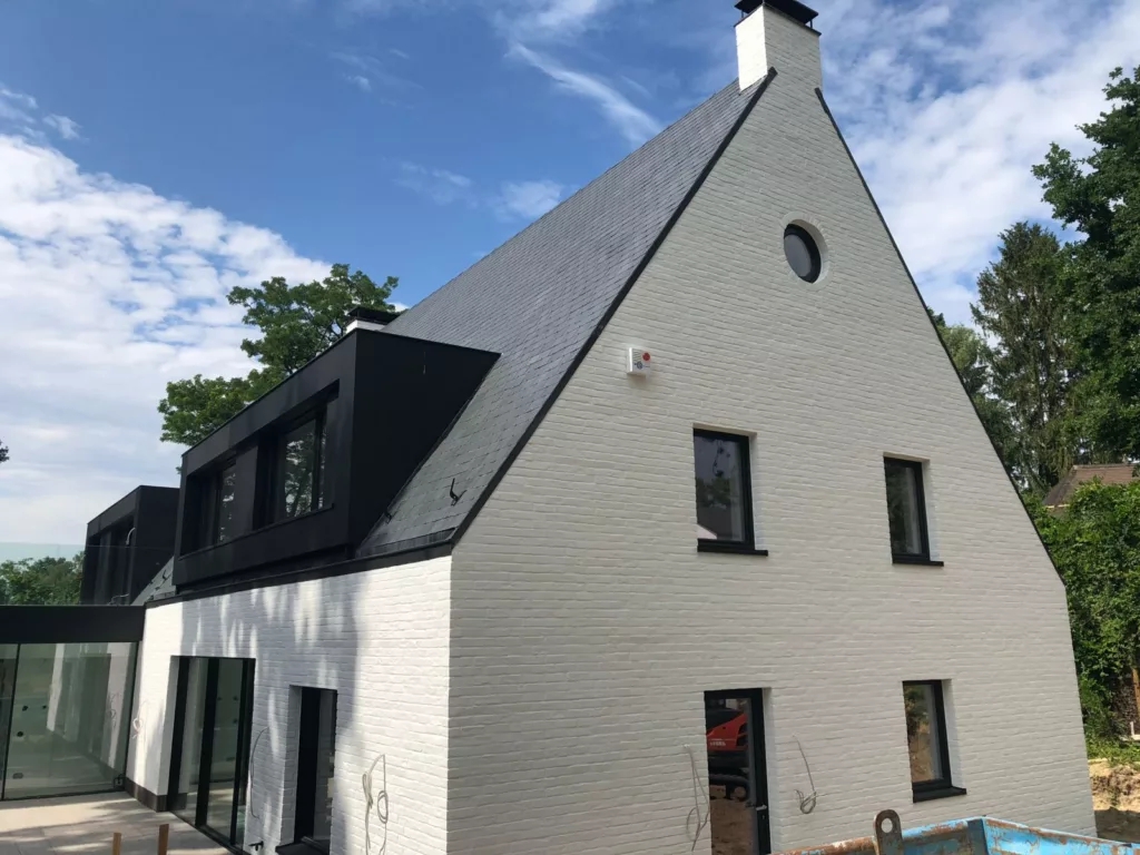 Totaalrenovatie door Reno Wall Construct in Sint-Genesius-Rode, voorgevel na de werken