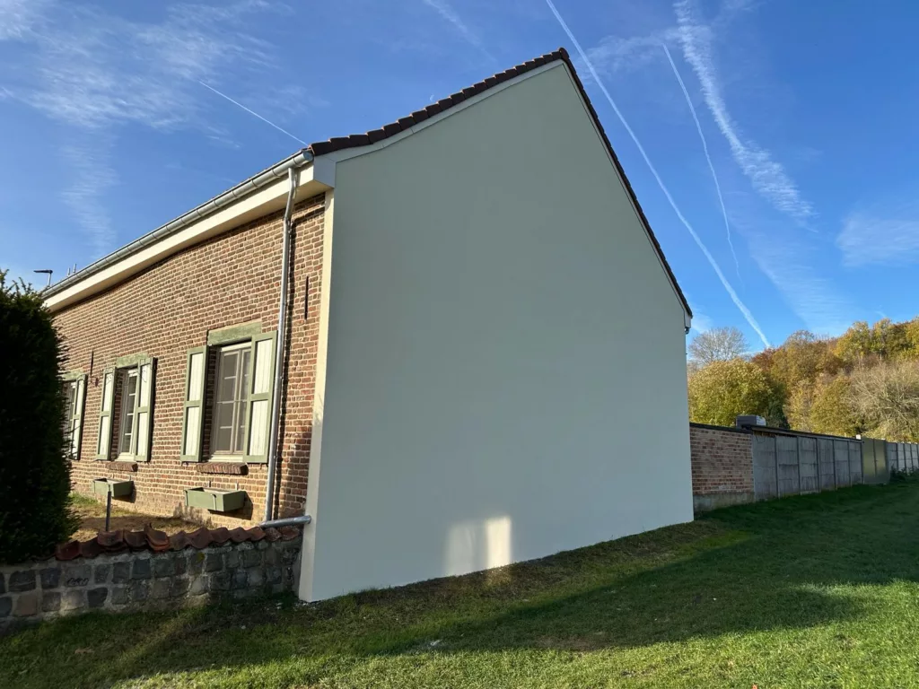 Gevelisolatie door Reno Wall Construct in Huldenberg, woning na de werken - zijgevel